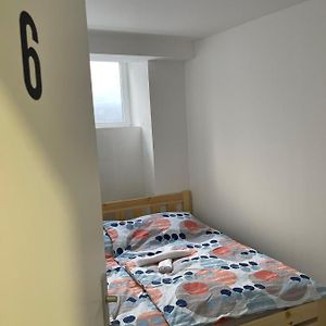Zimmer mit Kingsize-Bett